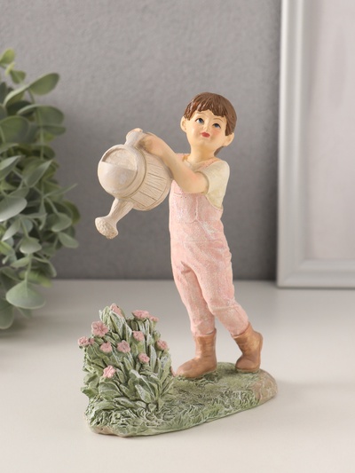 Фигурка полистоун «Малышка в комбинезоне, поливает из лейки цветы», 11.5×5×15 см
