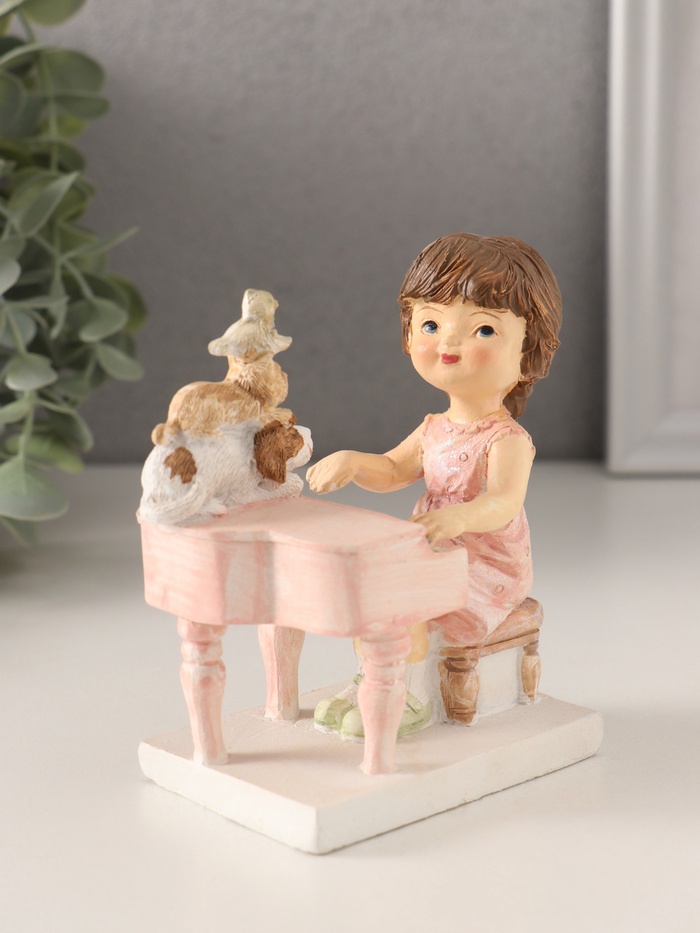 Фигурка полистоун «Малышка играет на фортепиано, зверята слушают», 9.5×5.5×10 см