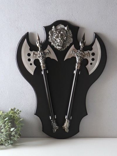 Панно на стену «Топоры на планшете со львом», декор настенный, 45×57 см