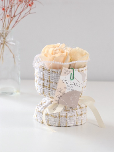 Букет из мыльных лепестков для ванны «Три розы с открыткой в коробке», подарочный, кремовый, 10.6×10.6×17 см