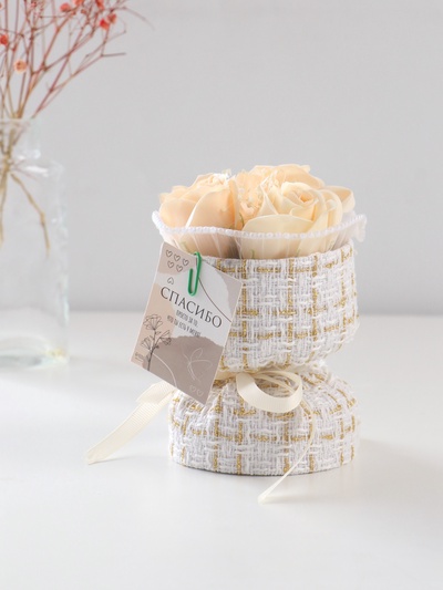 Букет из мыльных лепестков для ванны «Три розы с открыткой в коробке», подарочный, кремовый, 10.6×10.6×17 см