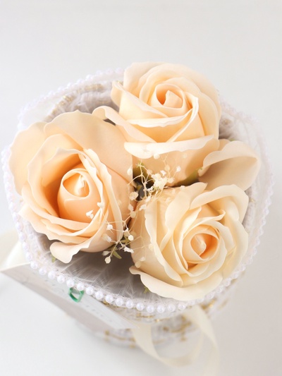 Букет из мыльных лепестков для ванны «Три розы с открыткой в коробке», подарочный, кремовый, 10.6×10.6×17 см