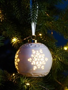 Ёлочный шар с подсветкой «Снежинка», 10×8.8×8.8 см, 1 LED, керамика, от батареек LR44×3, керамика, свечение тёплое белое - Фото 4