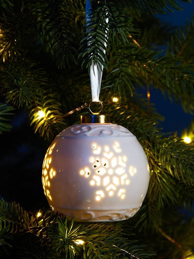 Ёлочный шар с подсветкой «Снежинка», 10×8.8×8.8 см, 1 LED, от батареек LR44×3, керамика, свечение тёплое белое
