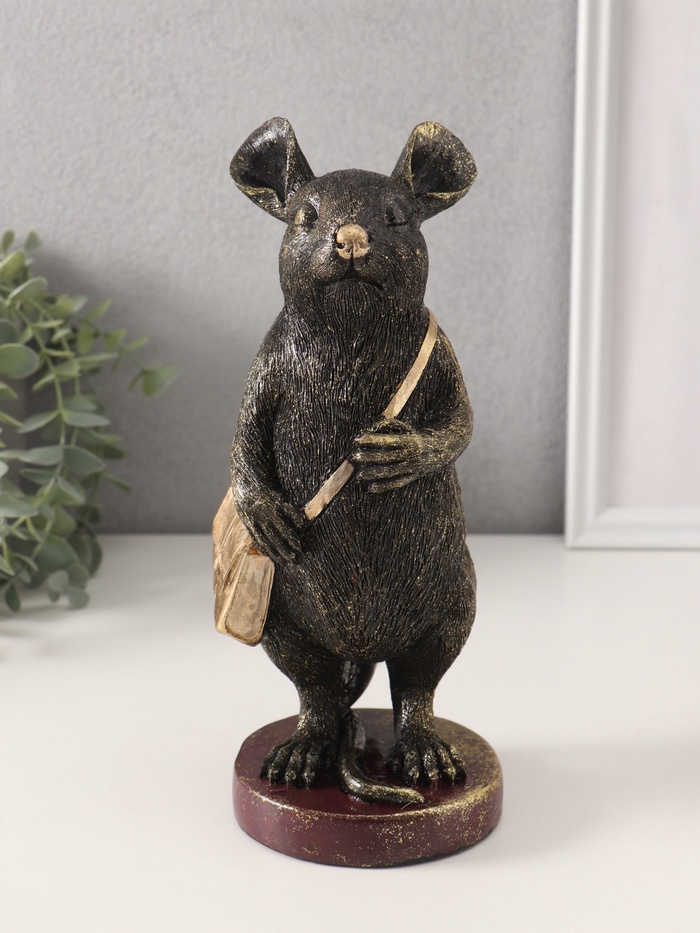 Фигурка полистоун «Мышонок-почтальон с сумкой через плечо», 10.5×12.5×27.5 см - Фото 1