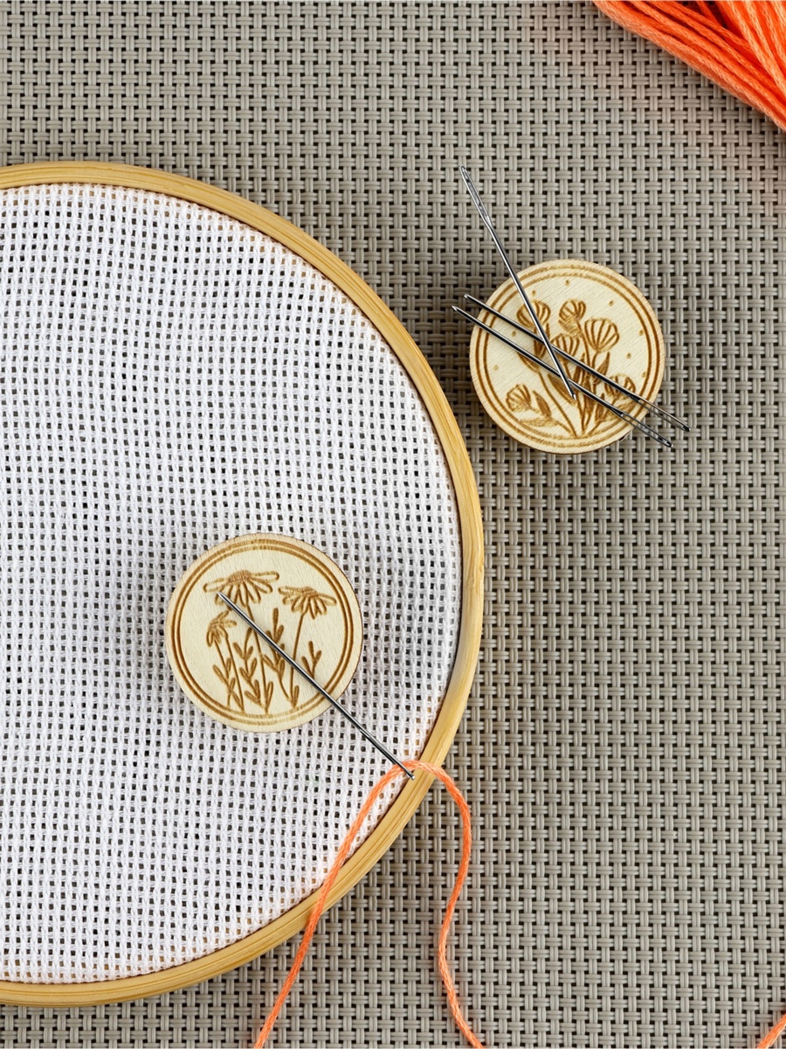 Игольница «Цветы», с магнитом, круглая, d=3 см, набор 2 шт., деревянная Игольница «Цветы», с магнитом, круглая, d=3 см, набор 2 шт., деревянная