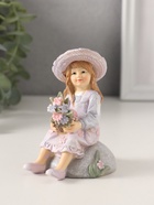 Фигурка полистоун «Девочка в сарафане и шляпке, с букетом, на камне», сиреневый, 7.5×6×9 см - Фото 1