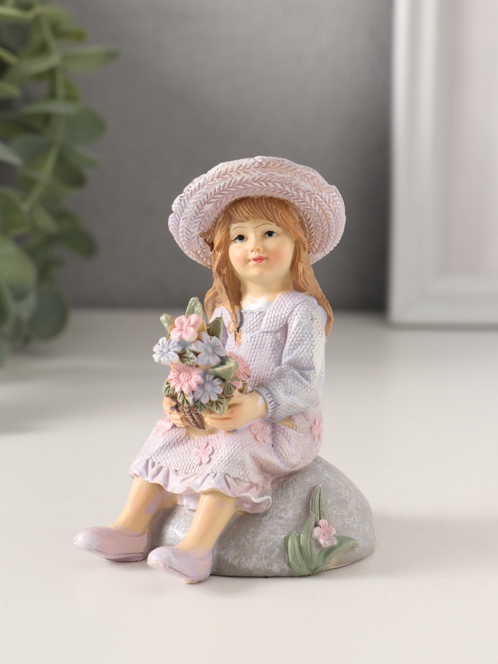 Фигурка полистоун «Девочка в сарафане и шляпке, с букетом, на камне», сиреневый, 7.5×6×9 см - Фото 1