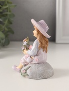 Фигурка полистоун «Девочка в сарафане и шляпке, с букетом, на камне», сиреневый, 7.5×6×9 см - Фото 2