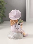 Фигурка полистоун «Девочка в сарафане и шляпке, с букетом, на камне», сиреневый, 7.5×6×9 см - Фото 3