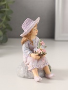 Фигурка полистоун «Девочка в сарафане и шляпке, с букетом, на камне», сиреневый, 7.5×6×9 см - Фото 4