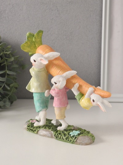 Фигурка полистоун «Зайчата несут большую морковь», 19.5×6.5×18 см