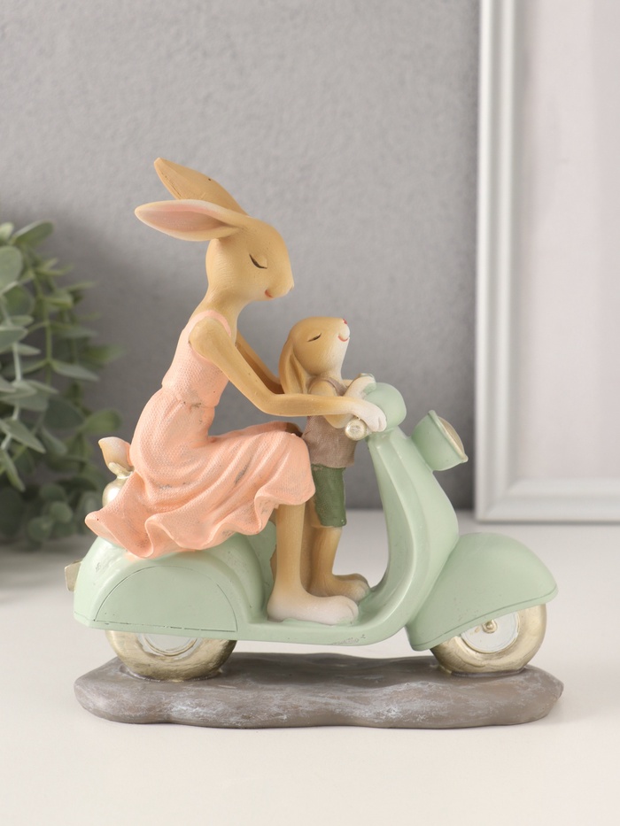 Фигурка полистоун «Зайки. Мама с сыном на мопеде», 16×6×17.5 см - Фото 1