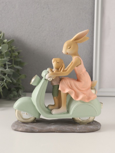Фигурка полистоун «Зайки. Мама с сыном на мопеде», 16×6×17.5 см