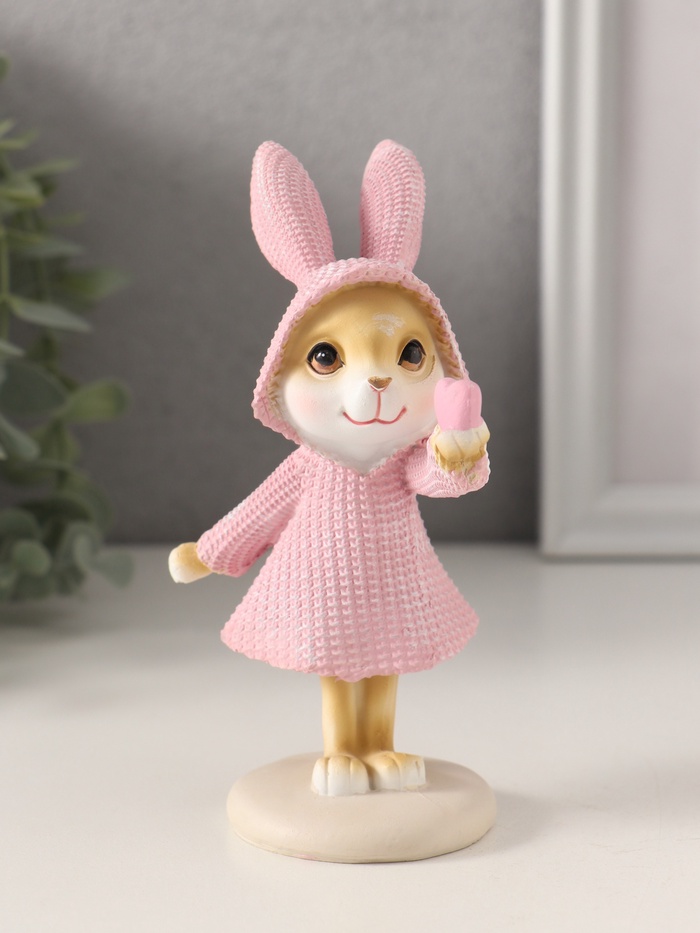 Фигурка полистоун «Зайка в вязаном розовом платьице, сердечко в лапке», 7.5×5.5×13.5 см - Фото 1