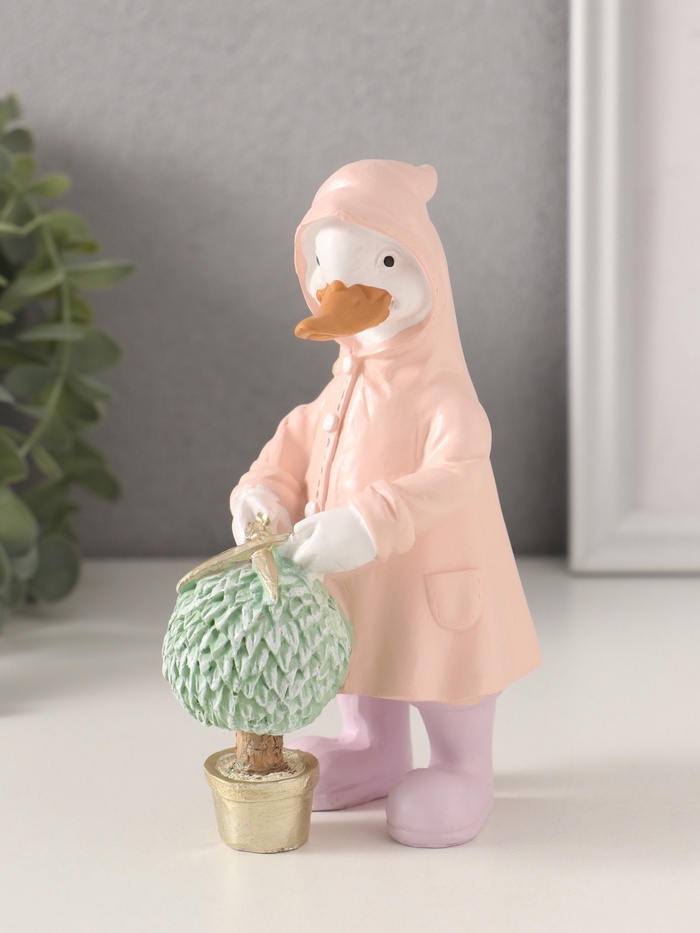 Фигурка полистоун «Утка в дождевике стрижёт цветок», 9×6.5×14.5 см - Фото 1