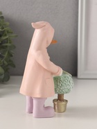 Фигурка полистоун «Утка в дождевике стрижёт цветок», 9×6.5×14.5 см - Фото 3
