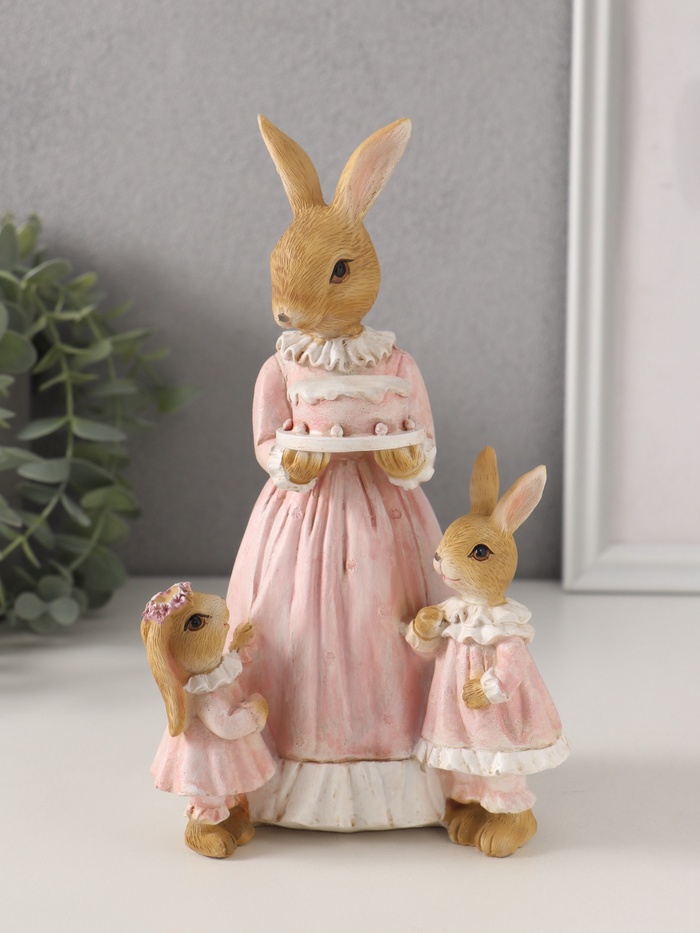 Фигурка полистоун «Мама зайка с дочками: именинный торт», розовый, 12.5×9.5×20.5 см - Фото 1
