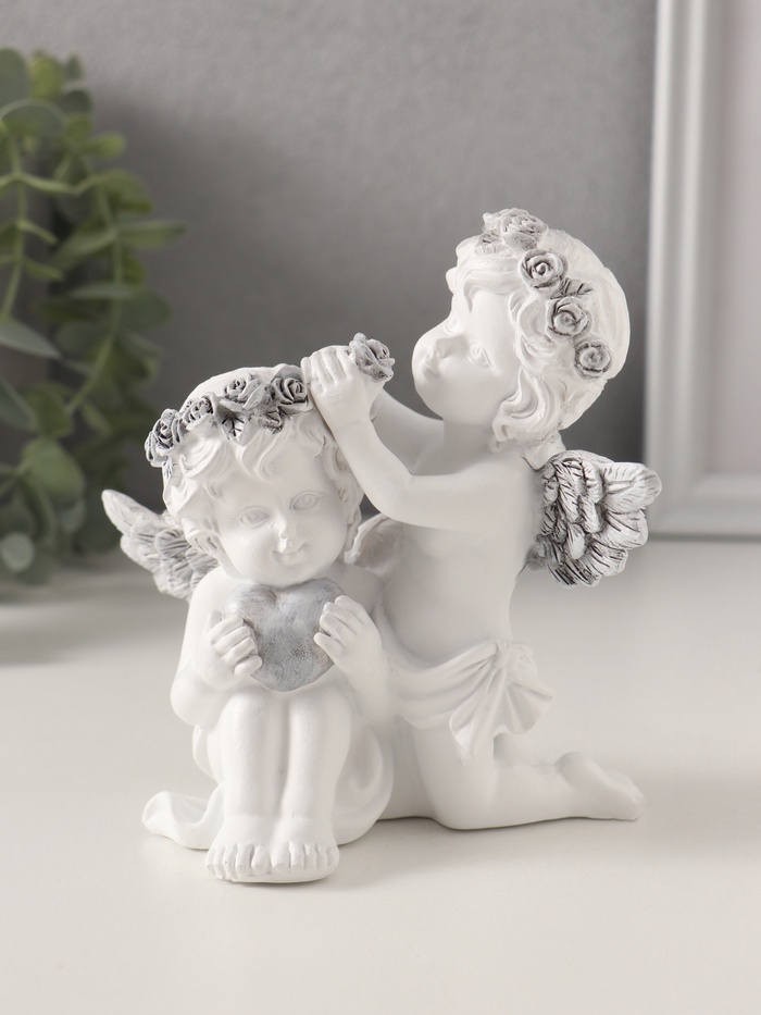 Фигурка полистоун «Ангелочки вплетают венок в волосы, с сердцем», бело-серый, 11×8×12.5 см - Фото 1
