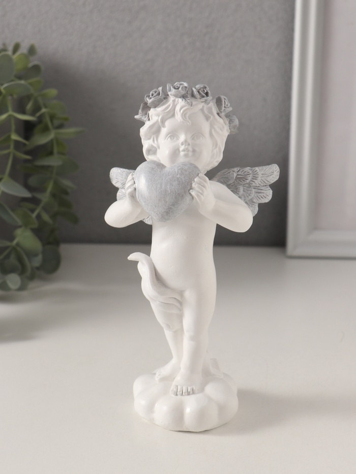 Фигурка полистоун «Ангелочек с сердцем в руках, с венком в волосах», 8.5×7×16.5 см - Фото 1