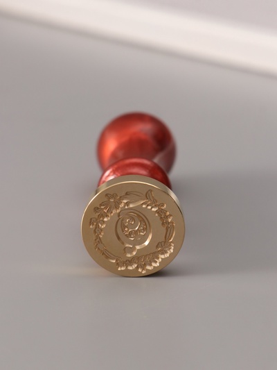 Печать для сургуча с пластиковой ручкой «Венок с буквой Q», 2.5×2.5×6.3 см