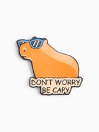 Значок «Капибара не волнуйся», оранжевый в чёрном металле - Фото 1