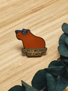 Значок «Капибара не волнуйся», оранжевый в чёрном металле - Фото 4