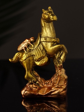 Фигурка гипс «Конь с мухой», 8×6×3 см, цвет золото 10878463