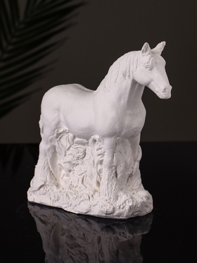 Фигурка гипс «Конь в траве стоит», 12×14×6 см, натуральный 10878513