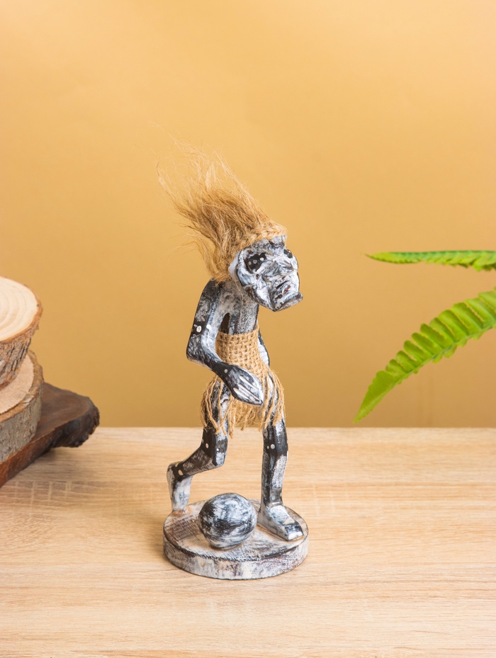 Сувенир «Абориген с мячом», 9×8×17 ± 1 см, дерево