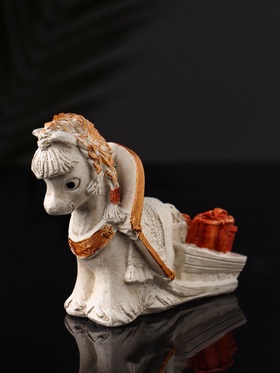 Фигурка гипс «Лошадка с телегой подарков», 12×9×5 см, бежевый