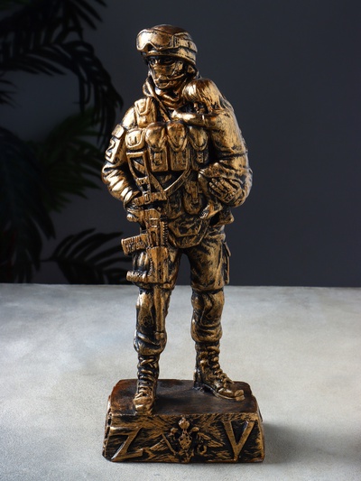 Фигура «Солдат СВО с ребёнком на руках», 34×13×10 см