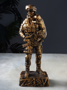 Фигура «Солдат СВО с ребёнком на руках», 34×13×10 см