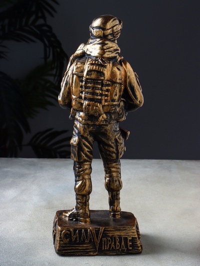 Фигура «Солдат СВО с ребёнком на руках», 34×13×10 см