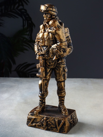 Фигура «Солдат СВО с ребёнком на руках», 34×13×10 см