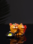 Фигурка полистоун «Два кота с яичницей», 3.2×7×2.6 см - фото 46007360