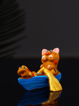Фигурка полистоун «Кот в лодке с рыбкой», 4.2×5.8×5.4 см