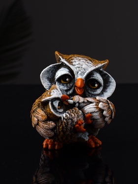 Фигурка полистоун «Сова кормит совёнка», 8×7.5×8.7 см