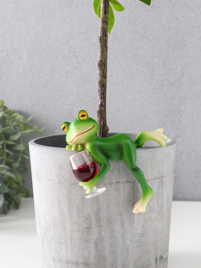 Фигурка для флорариума «Лягуха с бокалом - расслабляемся», полистоун, декор на кашпо, 9.5×4.5×7.5 см - Фото 1