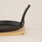 УЦЕНКА Сковорода чугунная на деревянной подставке SL Home, d=22.5 см, h=2.5 см, индукция, чёрная - Фото 5