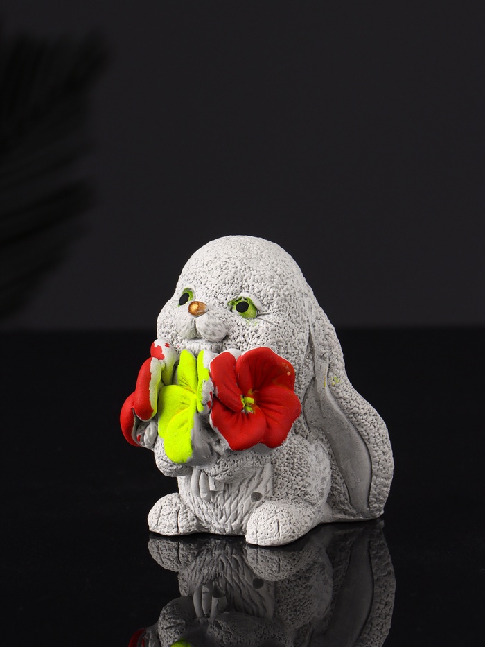 Фигурка гипс «Кролик с букетом», 7 см, серый