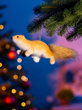 Ёлочная игрушка «Белка с шишкой» 4.5×20 см, бежевый