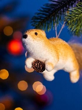 Ёлочная игрушка «Белка с шишкой» 4.5×20 см, бежевый