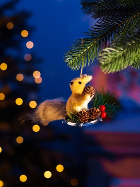 Ёлочная игрушка «Бельчонок на веточке» 7.5×12 см, бежевый