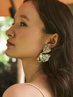 Серьги пластик «Лепестки» асимметрия, цвет золото