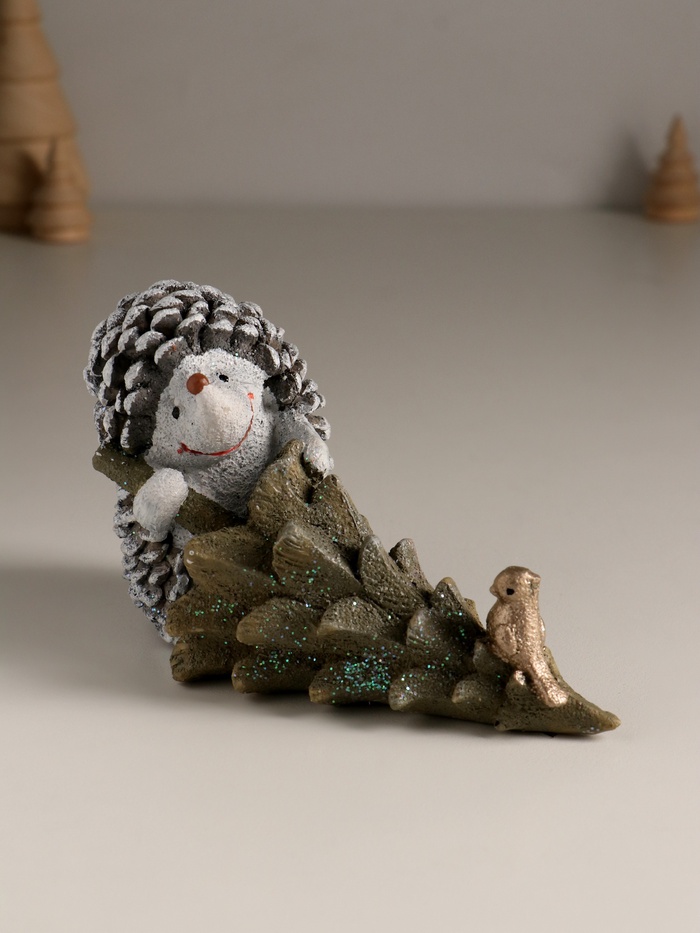 Фигурка полистоун «Ёжик несёт ёлочку с птичкой», 14.5×7×9 см - Фото 1