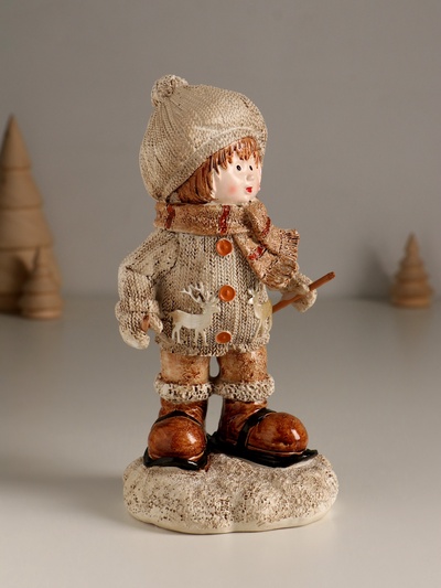 Фигурка полистоун «Малыш в вязаном наряде на мини-лыжах», 8.5×8×17.5 см