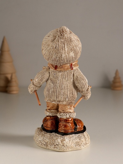 Фигурка полистоун «Малыш в вязаном наряде на мини-лыжах», 8.5×8×17.5 см