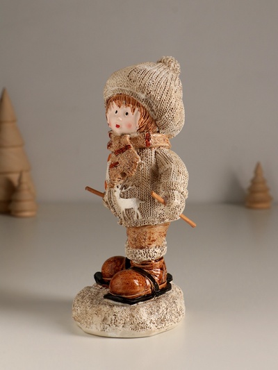 Фигурка полистоун «Малыш в вязаном наряде на мини-лыжах», 8.5×8×17.5 см