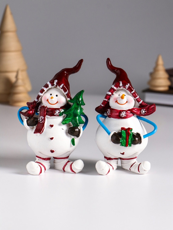 Фигурка полистоун «Снеговик в красном колпаке, с ёлкой или подарком», 5.5×4.5×10.5 см, МИКС - Фото 1